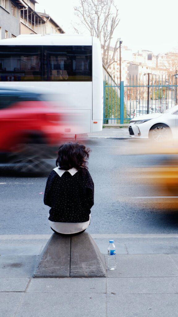 pexels-m-e-r-v-e-42708268-37182606 femme qui ralentit coaching osez le présent