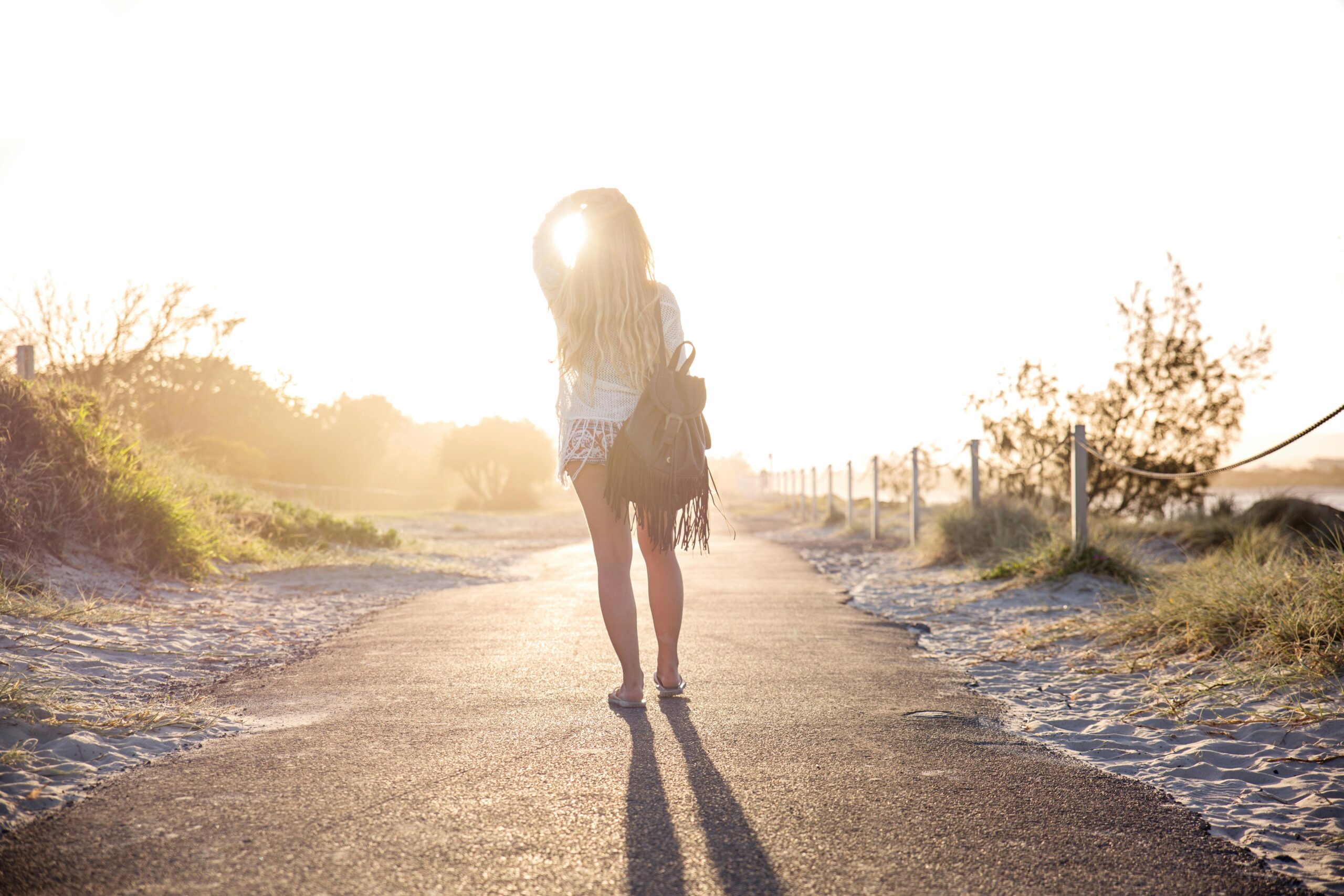 Pourquoi on se perd et comment se reconnecter à soi. Femme sur son chemin d'osez le présent