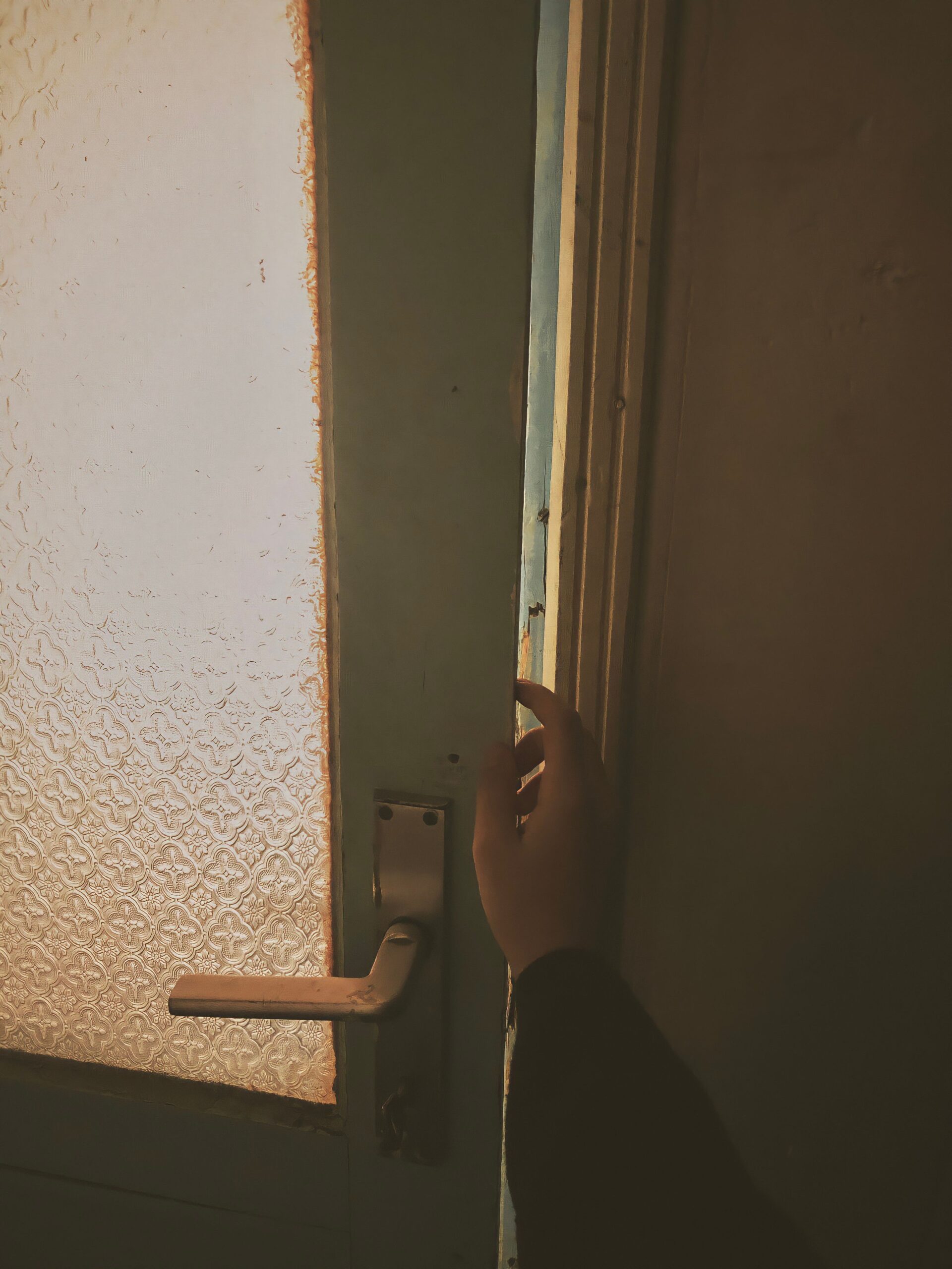 femme devant une porte lumineuse peur du changement