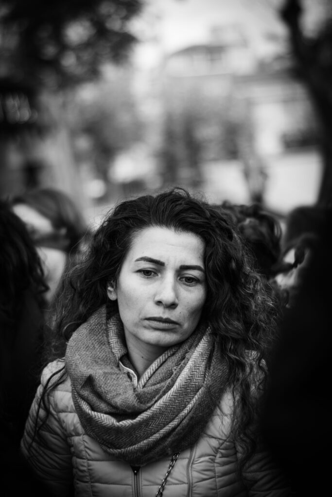 femme pensive dehors, lumière naturelle, coaching retour à soi pour femmes