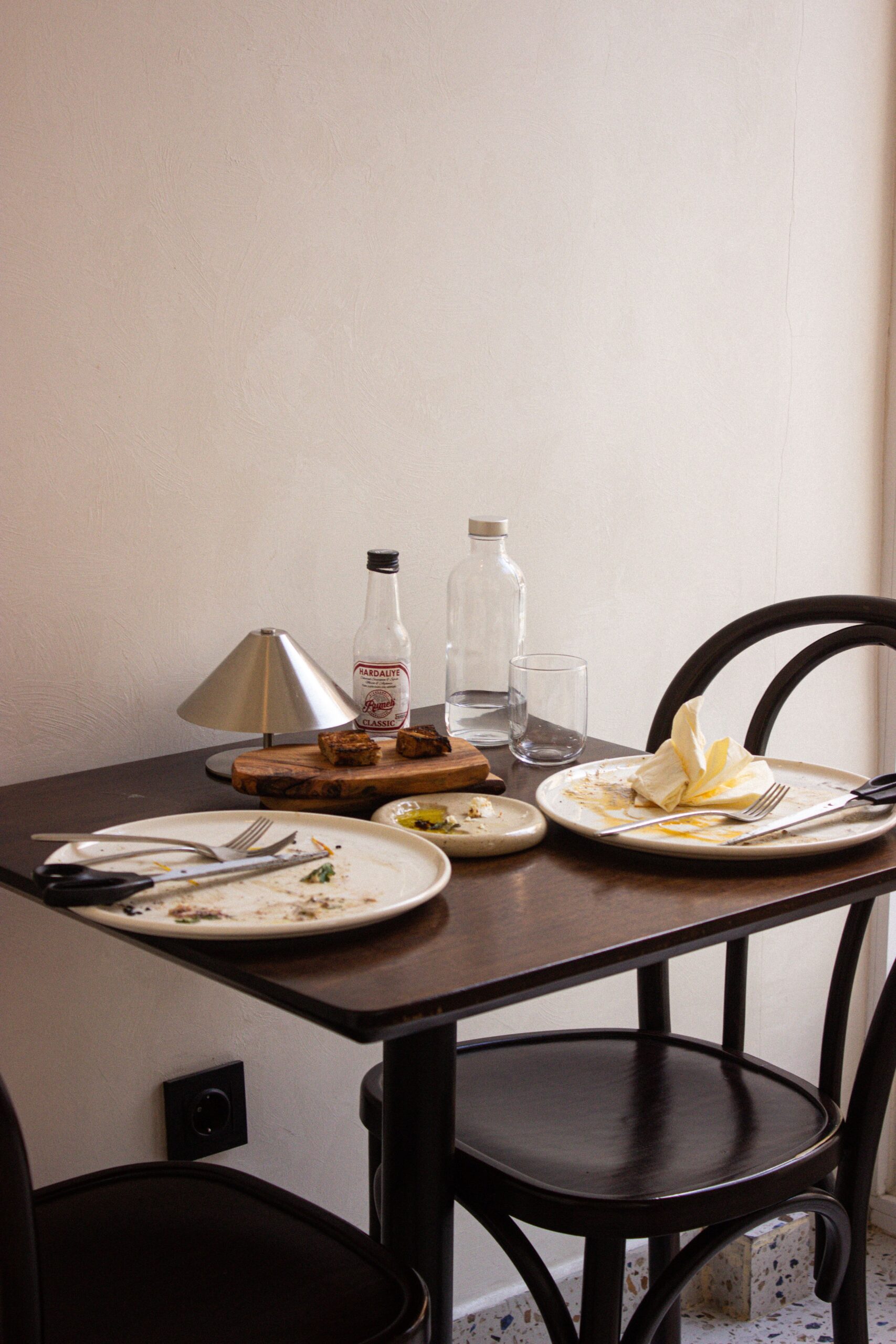 table vide deux inconnus