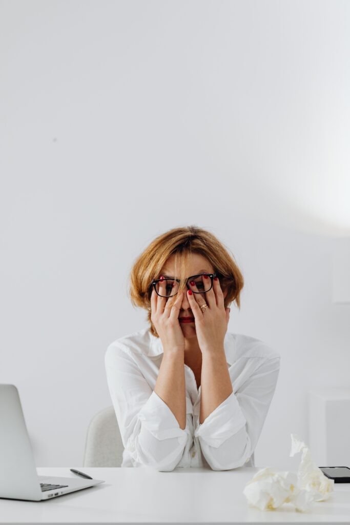 pexels-karola-g-6028576 regarder charge mentale tête